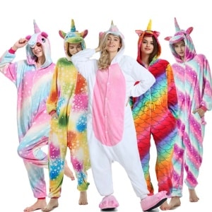 Tierpyjama und 3D-Einhorn mit Kapuze für Erwachsene, mehrfarbig, getragen von modischen Mädchen