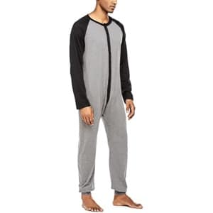 Zweifarbiger Jumpsuit-Pyjama für Männer, getragen von einem Mann