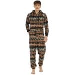 Flanellpyjama mit Reißverschluss, getragen von einem modischen Mann in sehr hoher Qualität