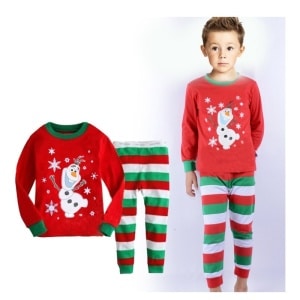 Weihnachtspyjama mit Streifen und Schneemann für Kinder komplett getragen von einem modischen Kind