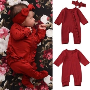 Modischer roter Weihnachtsstrampler für Baby Mädchen und Jungen von 0 bis 18 Monaten, der von einem Baby getragen wird