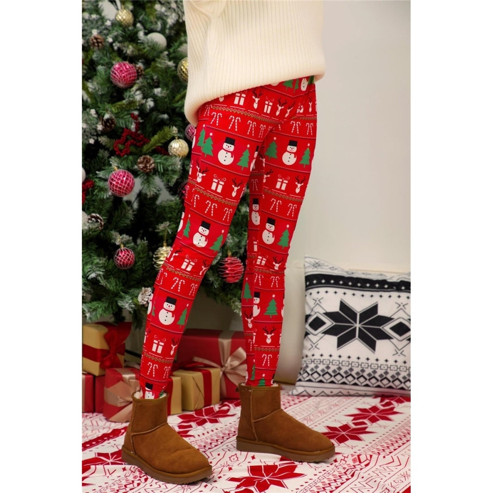 Leggings Rot bedruckte Weihnachtsleggings für Frauen von einer Frau vor einem Weihnachtsbaum in einem Haus getragen