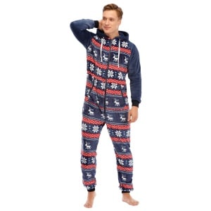 Blauer, bedruckter Flanell-Pyjamaanzug für Männer, der von einem sehr modischen Mann getragen wird