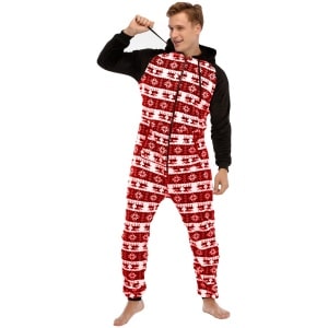Pyjamaanzug Rot bedruckter Flanellanzug für Männer, getragen von einem modischen rot-schwarzen Mann