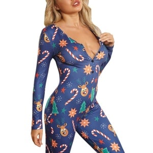Sexy Pyjama Jumpsuit mit langen blauen Ärmeln sexy für Frauen getragen von einer sehr modischen Frau