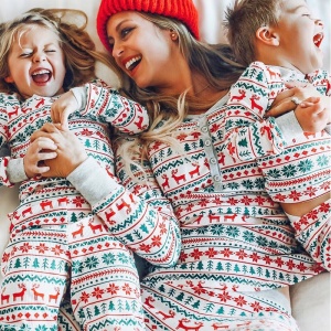Weihnachtspyjama für die ganze Familie mit modischem Hirschdruck