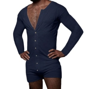 Leichte Shorts Pyjama-Kombination für Männer blau sexy getragen von einem modischen Mann