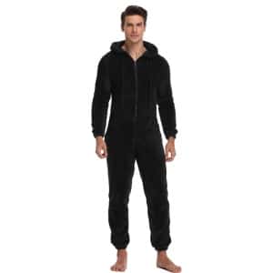 Weicher und warmer Overall-Pyjama mit Kapuze für Männer schwarz getragen von einem modischen Mann