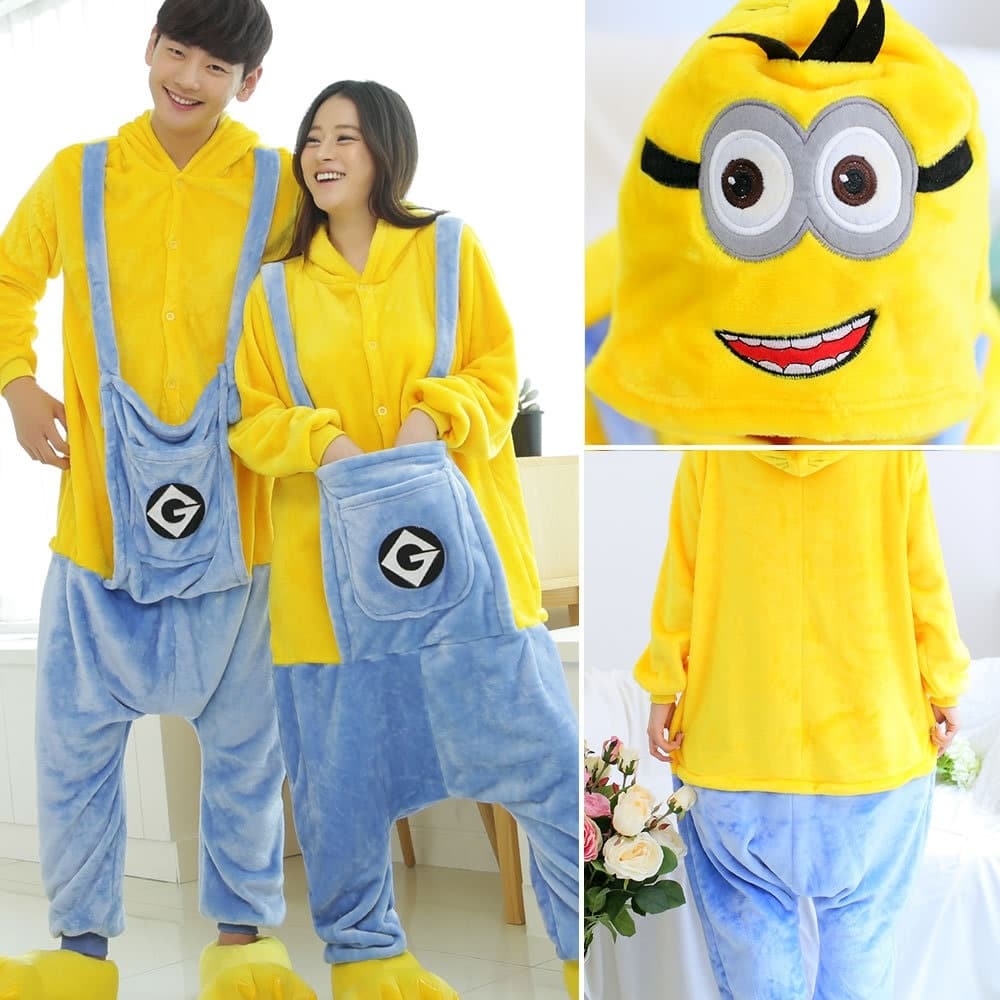 Unisex-Pyjamaanzug für Erwachsene, der von einem Paar in einem Haus getragen wird