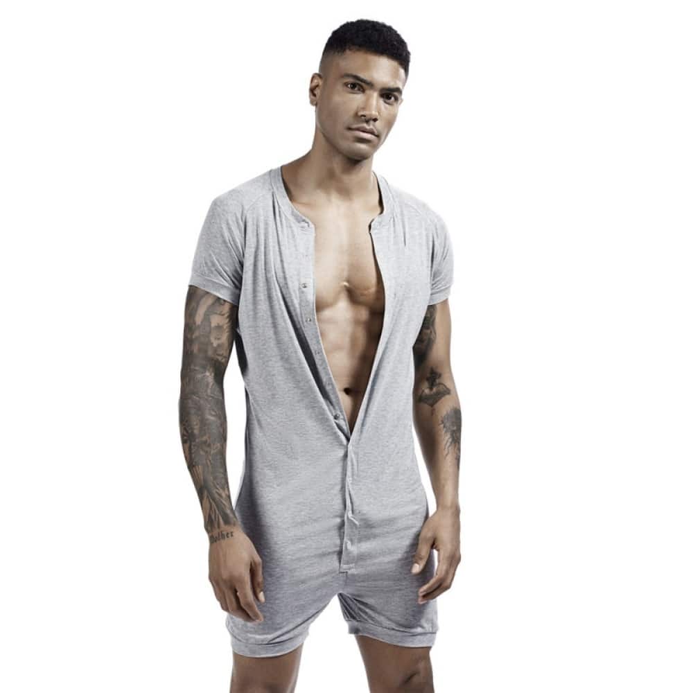Pyjama einfarbige Kombination aus Shorts und kurzen Ärmeln für Männer sexy grau getragen von einem Mann