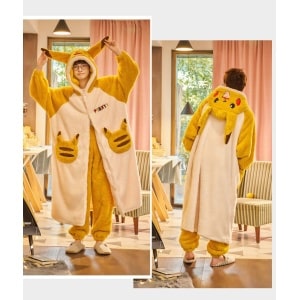 Pikachu-Plüschpyjama für Männer und Frauen, der von einem sehr modischen Mann in einem Haus getragen wird