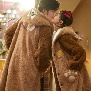 Hochwertiger Plüschpyjama mit kleiner Maus für Männer und Frauen, der von einem sehr modischen Paar getragen wird