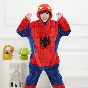 Spider Man-Pyjama für Erwachsene, getragen von einer Frau in einem Haus