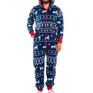 Pyjamaanzug Weihnachten Winter für Männer getragen von einem modischen Mann