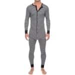 Gestreifter Pyjamaanzug für Männer, der von einem Mann getragen wird, sehr hohe Qualität, modisch