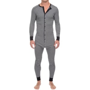 Gestreifter Pyjamaanzug für Männer, der von einem Mann getragen wird, sehr hohe Qualität, modisch
