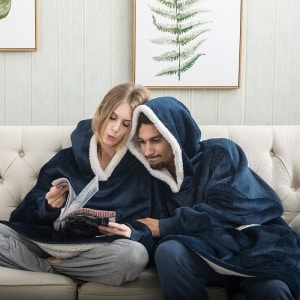 Sweatshirt Plaid - Der ultrabequeme Plaid-Pullover für Paare ist von hoher Qualität und wird von einem Paar getragen, das auf einem Sofa in einem Haus sitzt