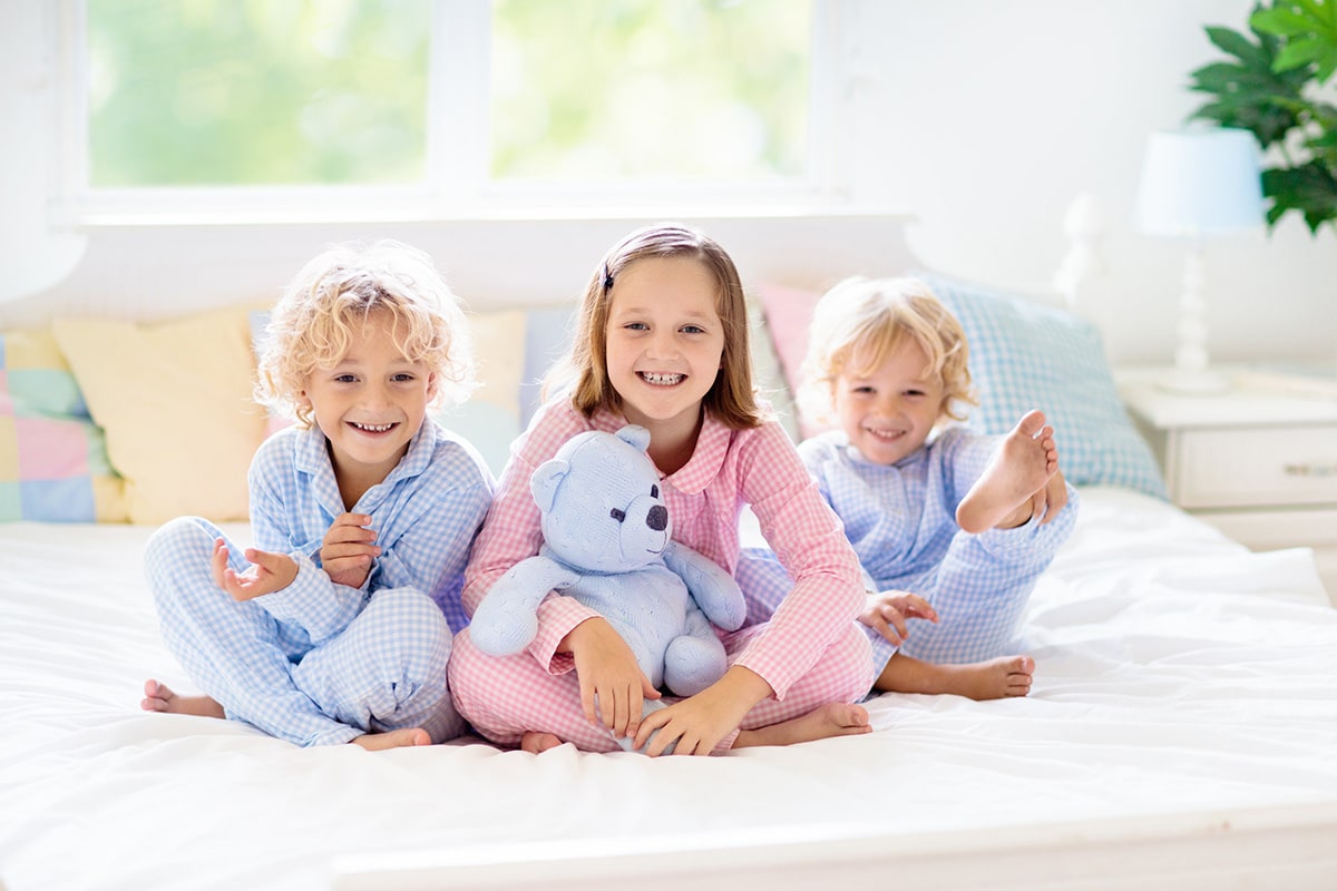 Baby-Pyjama aus Baumwolle oder Velours