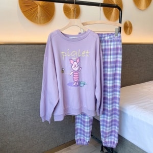 Ferkel Pyjama mit karierter Hose für Frauen lila auf einem Gürtel in einem Haus