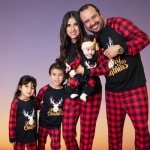 Vollständige Weihnachtspyjamas für die ganze Familie in modischen Farben