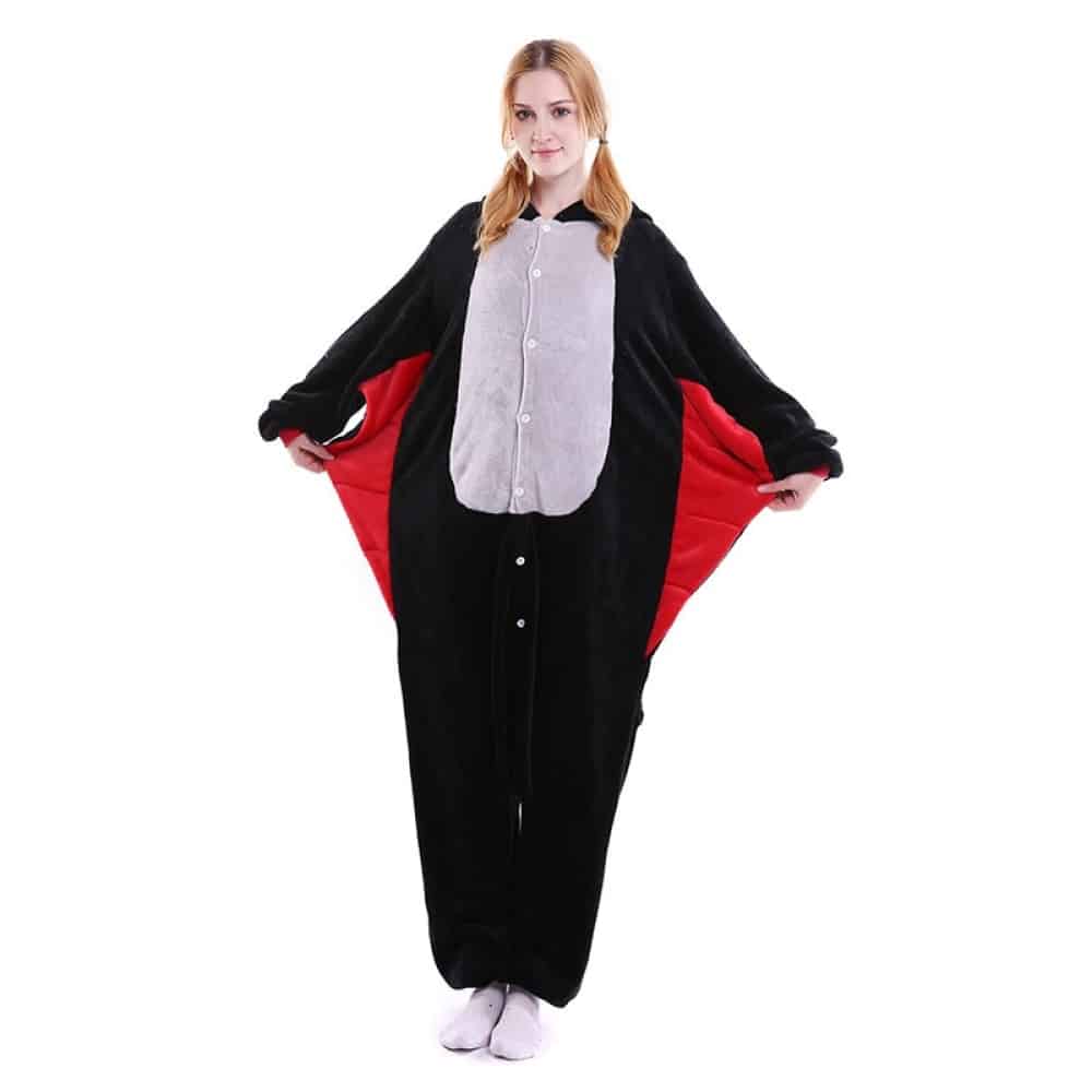 Pyjama-Overall Fledermaus für Frauen schwarz, weiß und rot von einer modischen Frau getragen