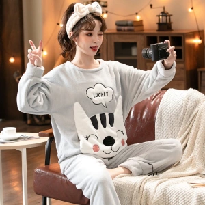 Pyjama mit Katzenkopf aus Fleece für Paare sehr bequem und modisch von einer Frau getragen, die auf einem Stuhl in einem Haus sitzt