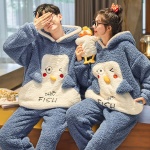 Lustiger Polarpyjama für ein Paar in blau und weiß, getragen von einem Paar, in einem Haus