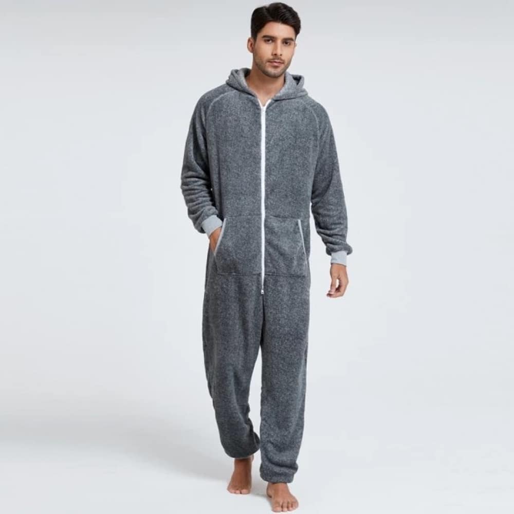 Pyjamaanzug aus grauem Fleece, sehr hohe Qualität, getragen von einem modischen Mann