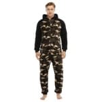 Pyjamaanzug aus Fleece mit militärischem Muster, sehr hohe Qualität, getragen von einem modischen Mann