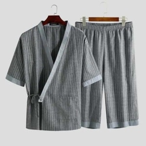 Grauer Kimono-Sommerpyjama auf einem modischen Gürtel