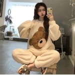 Winterpyjama mit Bärenfleece für Frauen, sehr hohe Qualität, getragen von einer modischen Frau