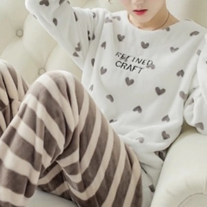 Modischer Winterpyjama mit langen Ärmeln und Herzmustern und Streifen in weiß und braun