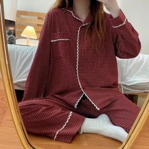 Retro-karierter Winterpyjama für Frauen, getragen von einer Frau, die ein Foto vor einem Spiegel macht