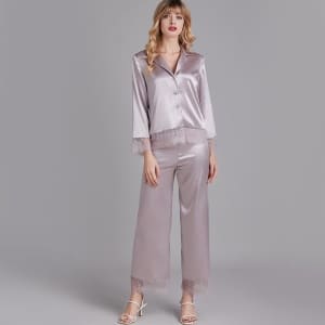 Schickes Pyjama-Set aus Spitze und Satin für Frauen, getragen von einer modischen Frau