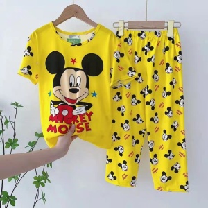 Sommerpyjama für Kinder Mickey Mousse gelb auf einem Gürtel in einem Haus