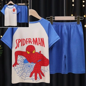Kurzärmeliger Sommerpyjama mit modischem Spiderman in Blau auf einem Gürtel
