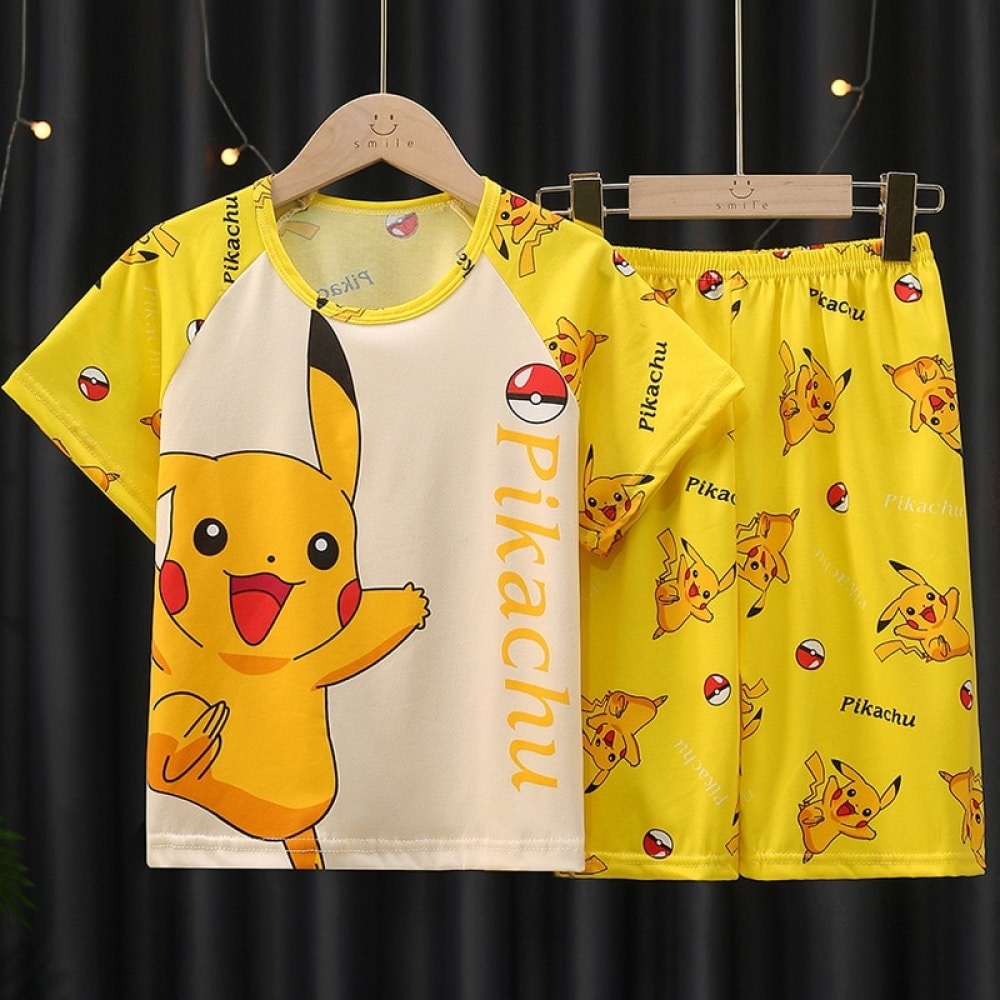 Pikachu Sommerpyjama für Kinder gelb an einem Gürtel in einem Haus