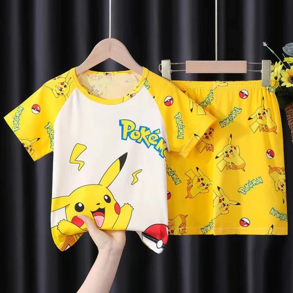 Pokémon Pikachu Sommerpyjama für Kinder gelb auf einem Gürtel in einem Haus