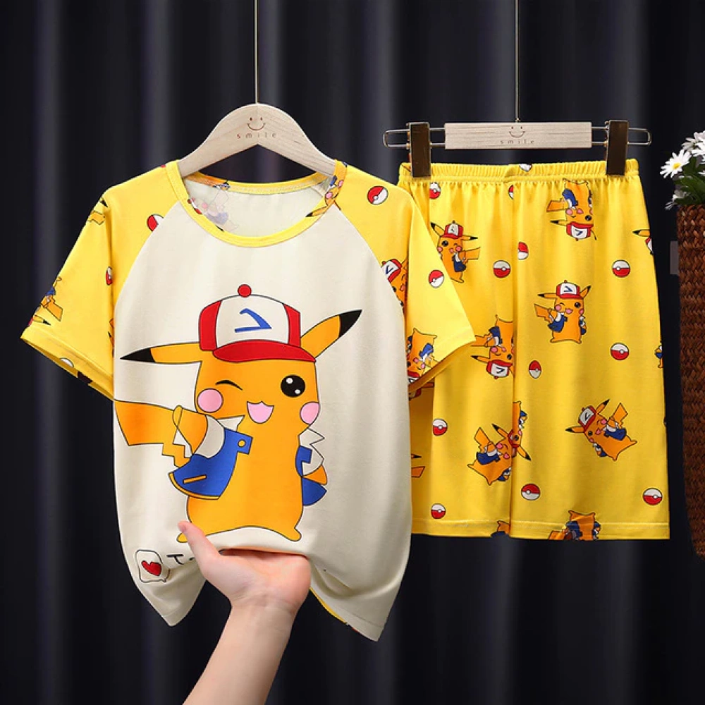 Modischer Sommerpyjama für Kinder Pikachu mit Augenzwinkern aus Baumwolle auf einem Gürtel in einem Haus