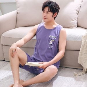 Violetter ärmelloser Sommerpyjama aus Baumwolle für einen Mann, der von einem Mann getragen wird, der auf einem Teppich vor einem Stuhl in einem Haus sitzt