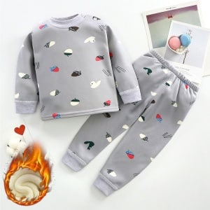 Bedruckter Pyjama für Jungen aus grauer Baumwolle mit Enten auf einem weißen Hintergrund mit Objekten auf der Seite