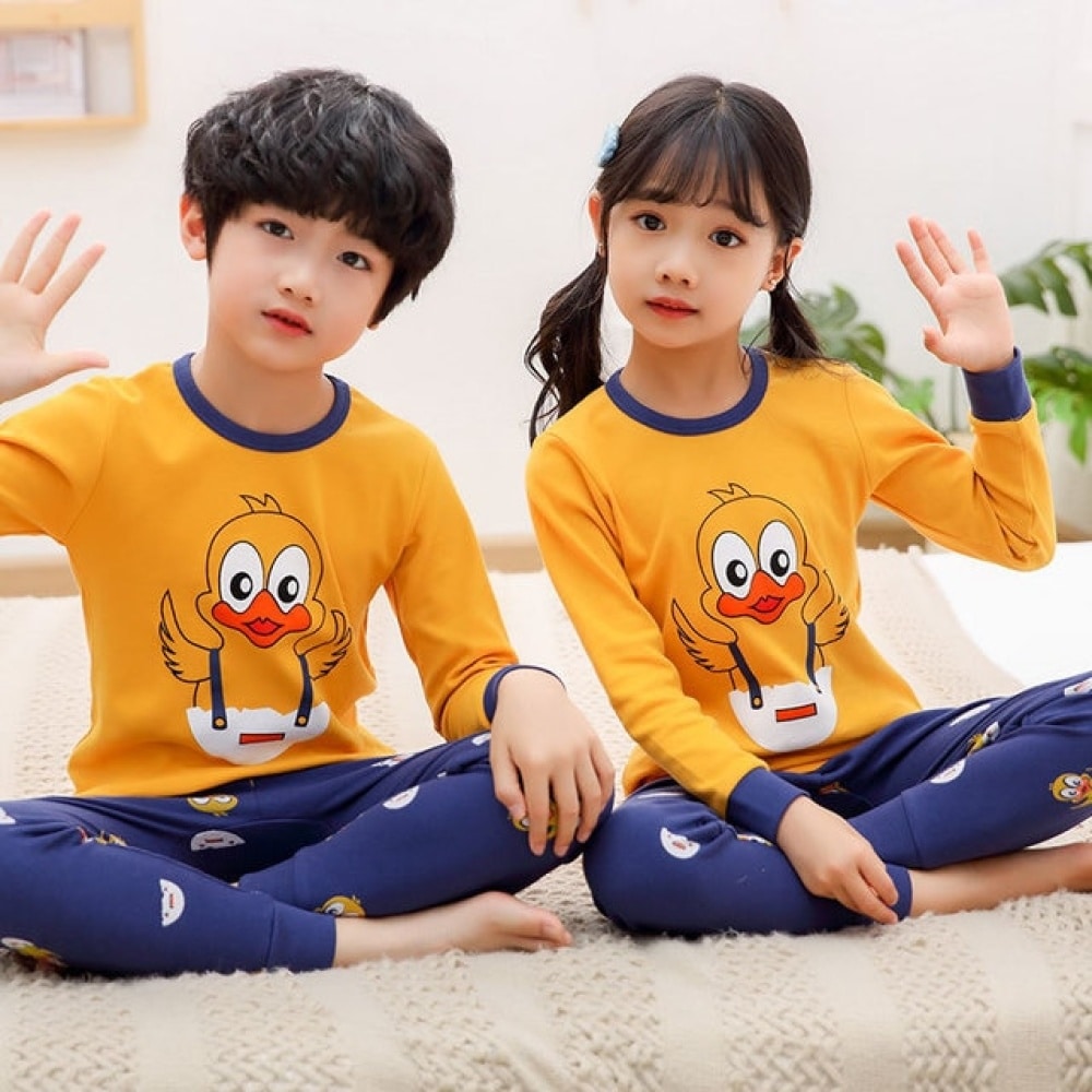 Frühlingspyjama mit gelbem Pullover und blauer Hose für Kinder mit zwei Kindern, die den Pyjama tragen