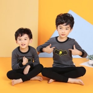 Schwarzer Frühlingspyjama mit Batman-Motiv für Jungen mit zwei Jungen, die den Pyjama tragen