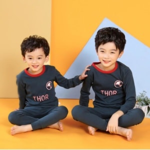 Zweiteiliger Frühlingspyjama mit THOR-Muster für Jungen mit zwei Kindern, die den Pyjama tragen