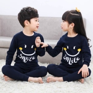 Zweiteiliger Frühlingspyjama mit Smile-Muster für Kinder dunkelblau mit zwei Kindern, die den Pyjama tragen