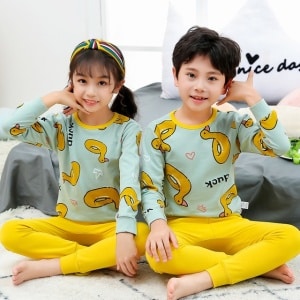 Zweiteiliger Frühlingspyjama mit Entenmuster für Kinder mit zwei Kindern, die den Pyjama tragen