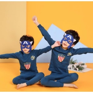 Zweiteiliger blauer Frühlingspyjama für Jungen mit zwei kleinen Jungen, die den Pyjama mit einer Superheldenmaske tragen