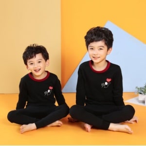 Schwarzer Frühlingspyjama mit rotem Kragen für Jungen schwarz mit orangefarbenem Hintergrund