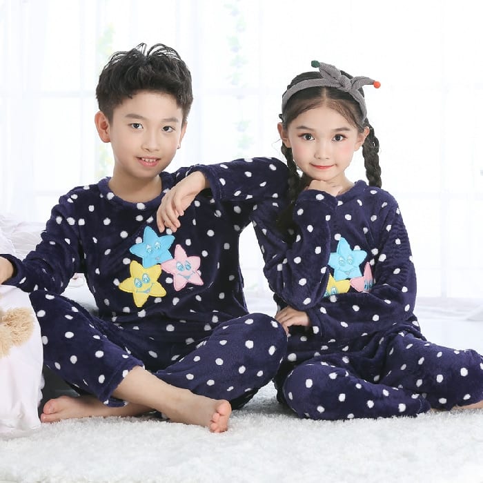 Langärmeliger Flanellpyjama mit Meerjungfrauenmuster für Mädchen, getragen von einem kleinen Mädchen und einem kleinen Jungen, die auf einem Teppich sitzen