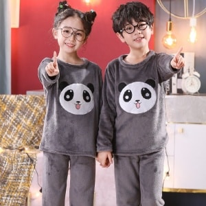 Zweiteiliger langärmeliger Pyjama mit Panda-Muster, getragen von einem kleinen Jungen und einem kleinen Mädchen in einem Haus
